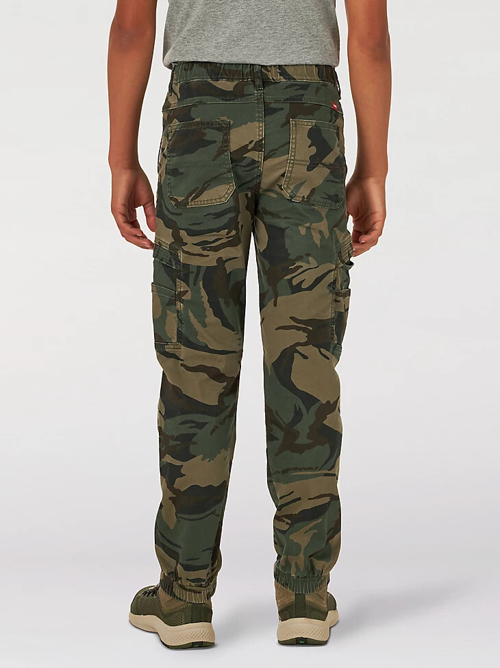 wrangler free to stretch gamer cargohose für jungen husky waldgrünes tarnmuster