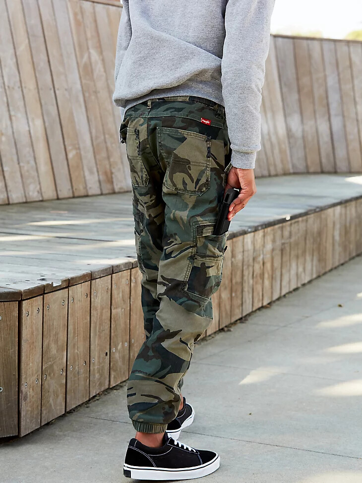 wrangler free to stretch gamer cargohose für jungen husky waldgrünes tarnmuster