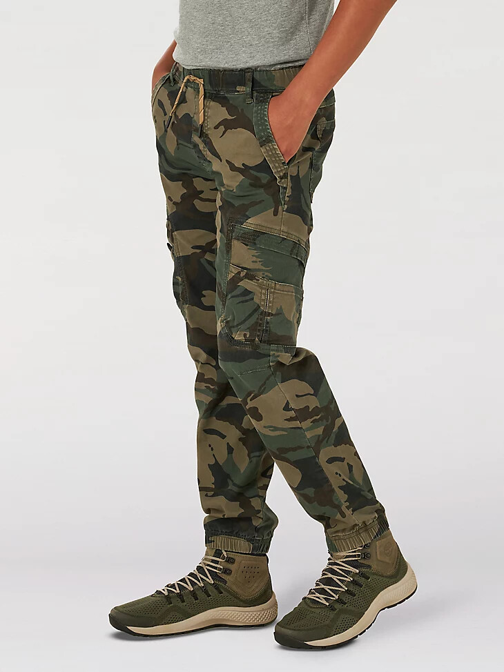 wrangler free to stretch gamer cargohose für jungen husky waldgrünes tarnmuster