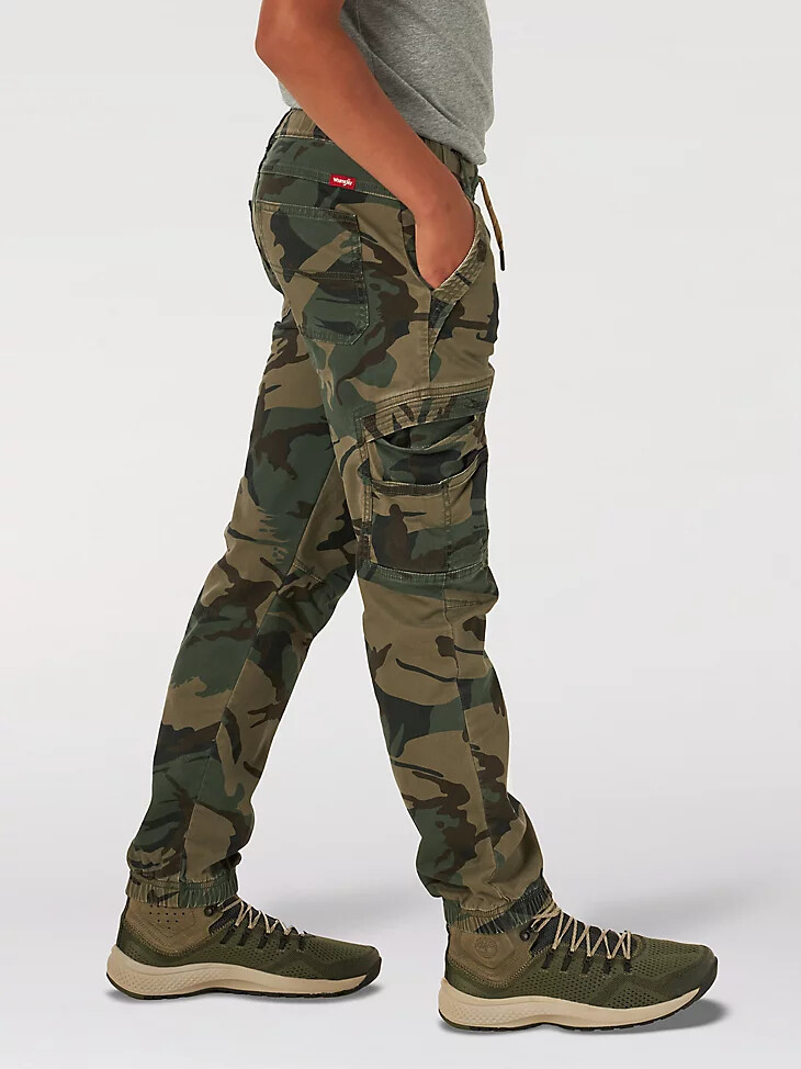 wrangler free to stretch gamer cargohose für jungen husky waldgrünes tarnmuster