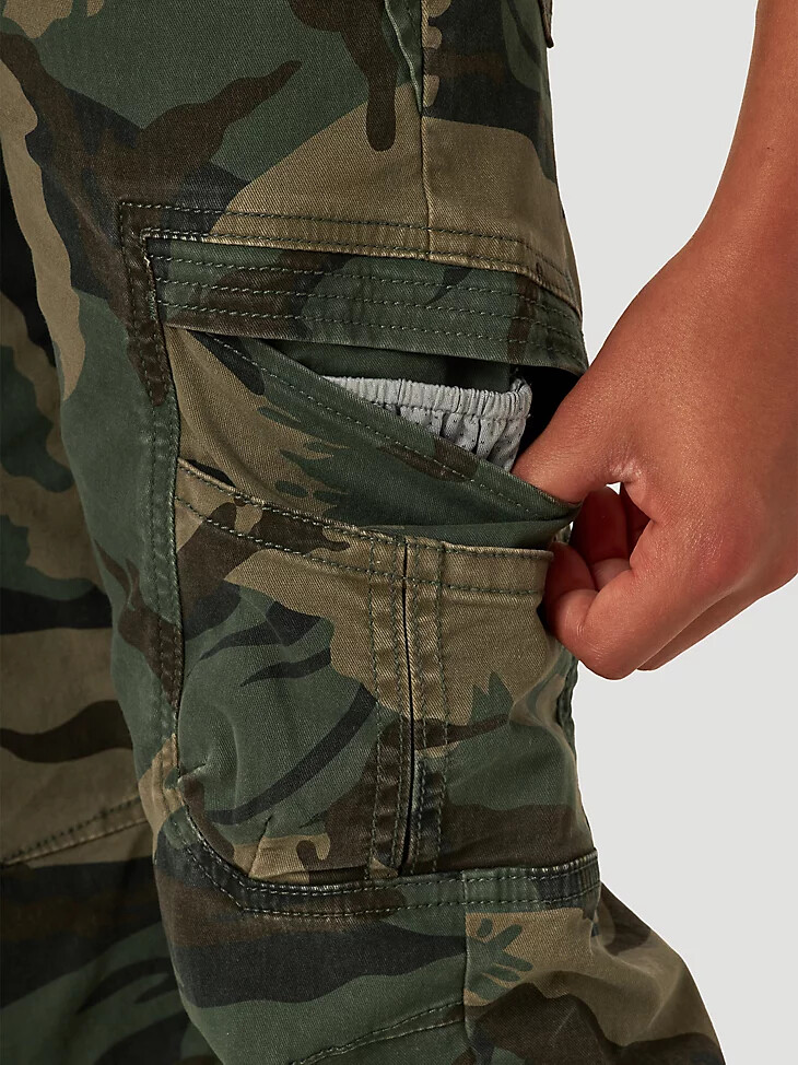 wrangler free to stretch gamer cargohose für jungen husky waldgrünes tarnmuster