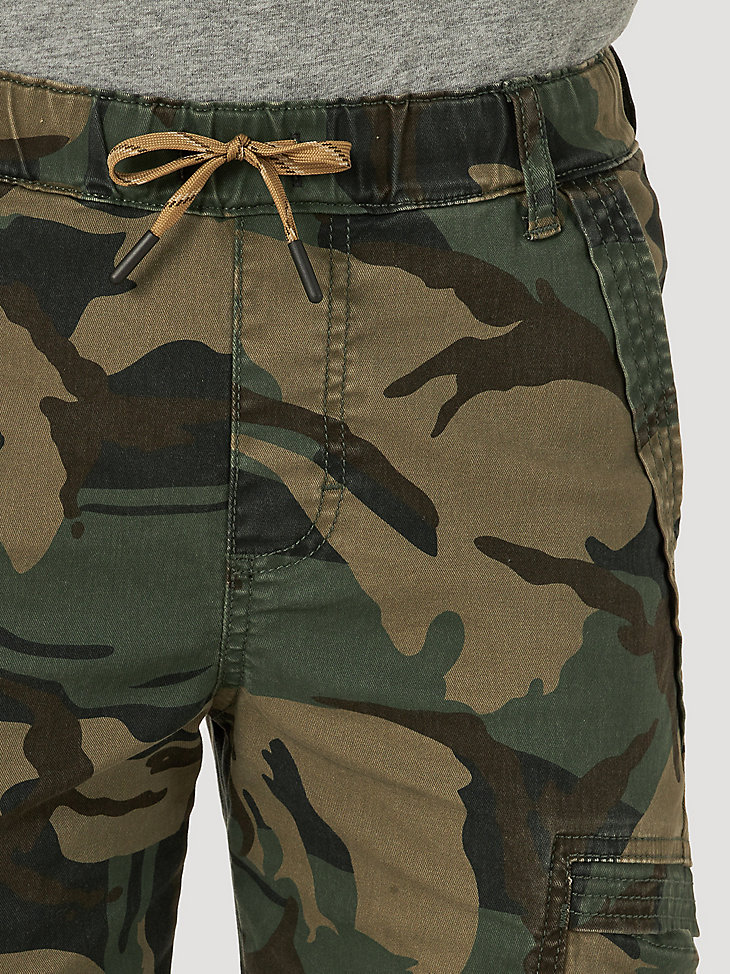 wrangler free to stretch gamer cargohose für jungen husky waldgrünes tarnmuster