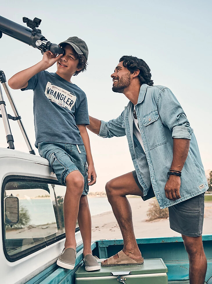 cargo-shorts mit kordelzug für jungen am strand