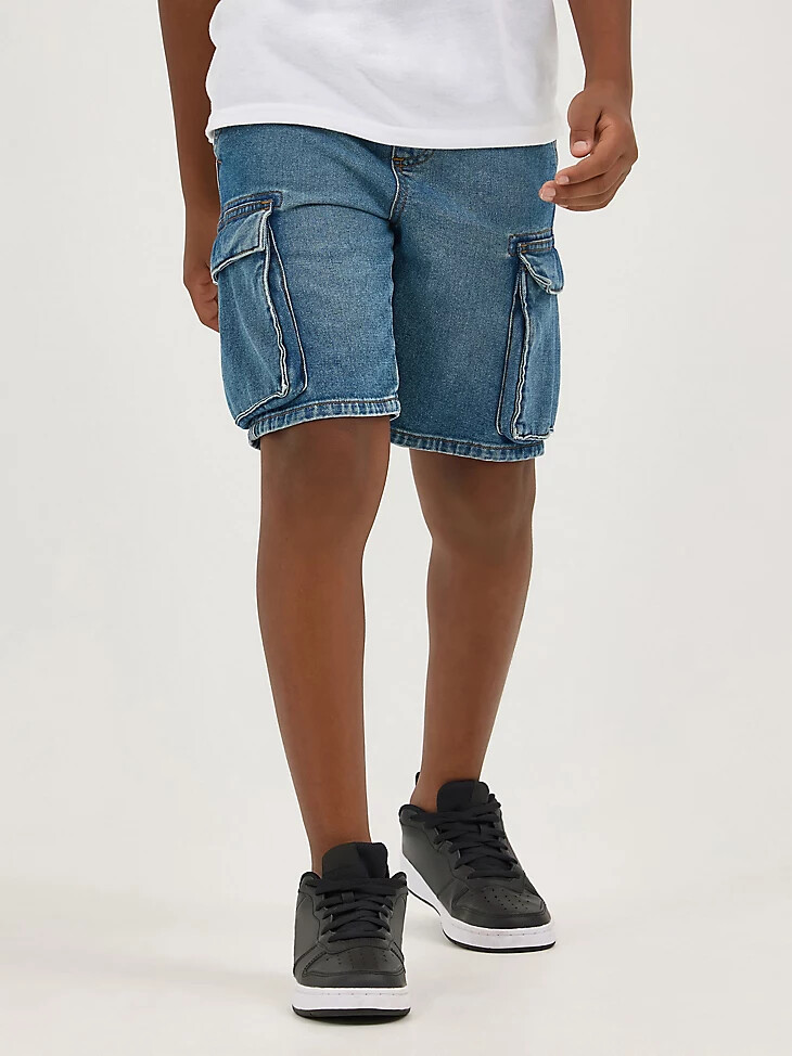 cargo-shorts mit kordelzug für jungen am strand