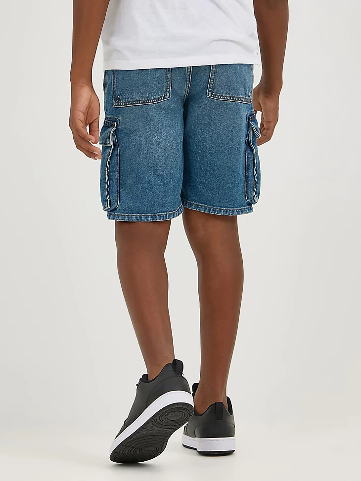 cargo-shorts mit kordelzug für jungen am strand