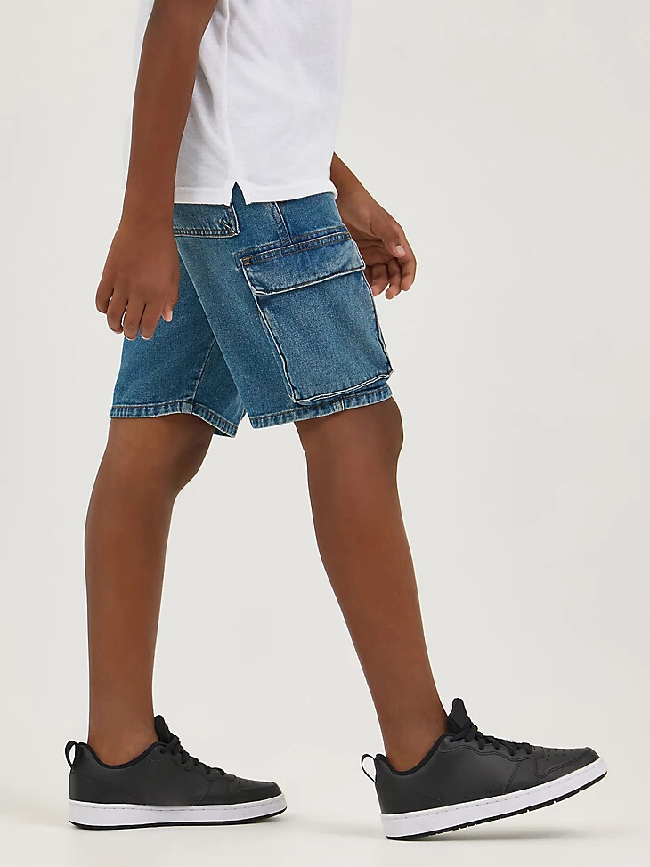 cargo-shorts mit kordelzug für jungen am strand