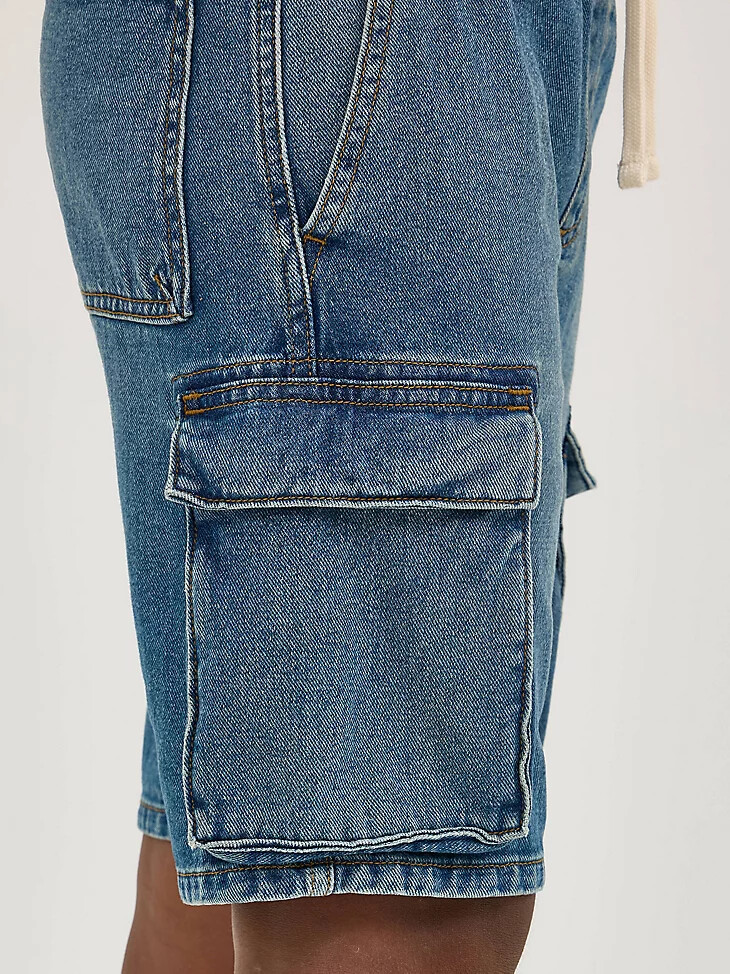 cargo-shorts mit kordelzug für jungen am strand