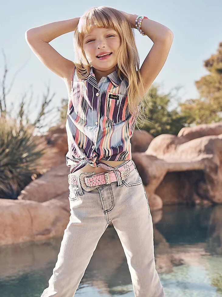 mädchen-shirt von wrangler x lainey wilson ärmellos mit bindeband und druckknöpfen vorne sommer-checotah