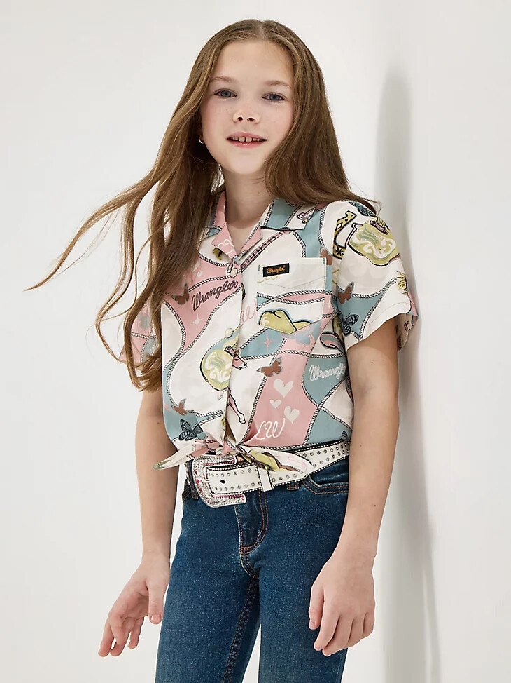 mädchen-camp-shirt von wrangler x lainey wilson mit bindeband vorne und wild stallion-print