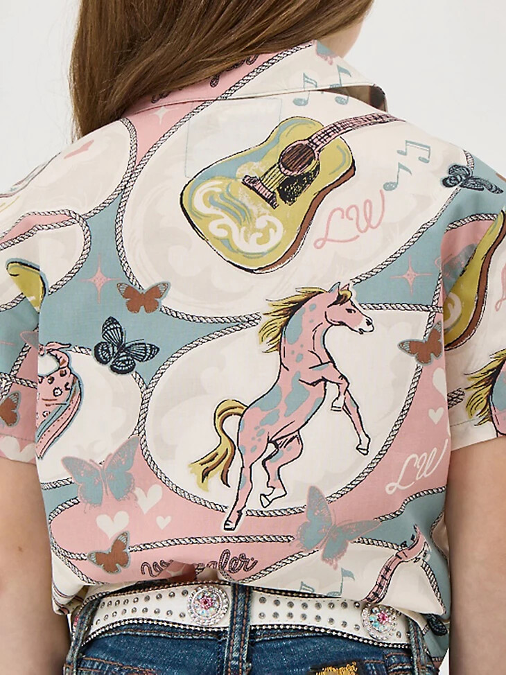 mädchen-camp-shirt von wrangler x lainey wilson mit bindeband vorne und wild stallion-print