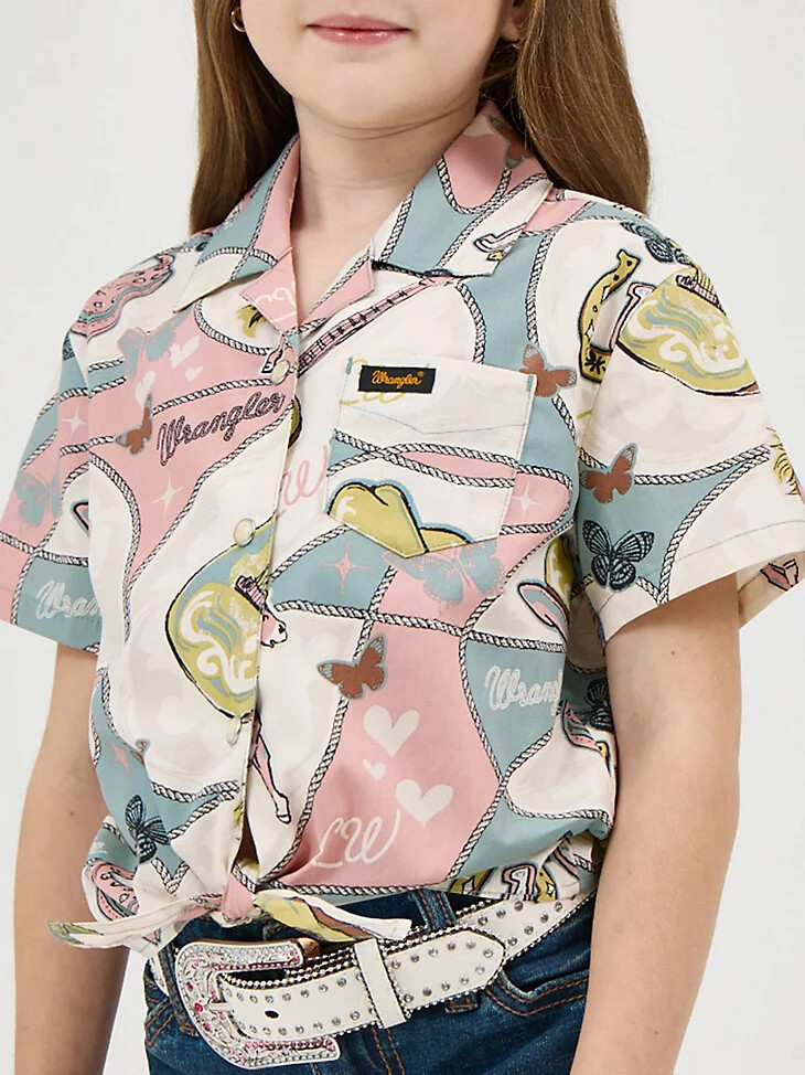 mädchen-camp-shirt von wrangler x lainey wilson mit bindeband vorne und wild stallion-print