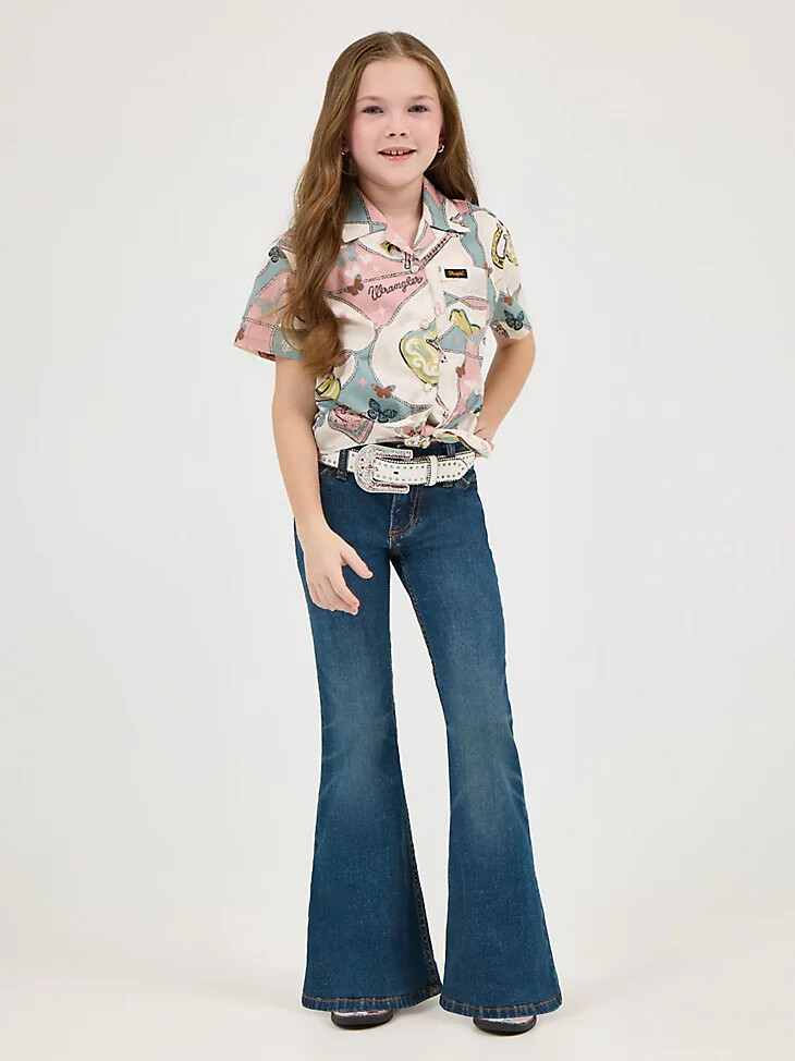 mädchen-camp-shirt von wrangler x lainey wilson mit bindeband vorne und wild stallion-print